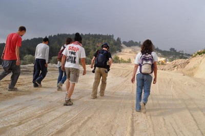 Gerusalemme, volontari israeliani aiutano abitanti di un villaggio palestinese