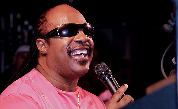 Stevie Wonder canta a Los Angeles in supporto di Israele