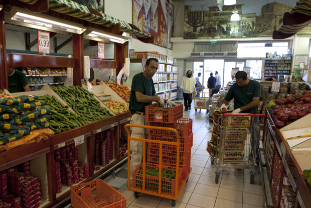 I palestinesi che lavorano per gli israeliani sono pagati più del doppio di quelli che lavorano per i palestinesi in Cisgiordania e il triplo di quelli che lavorano a Gaza