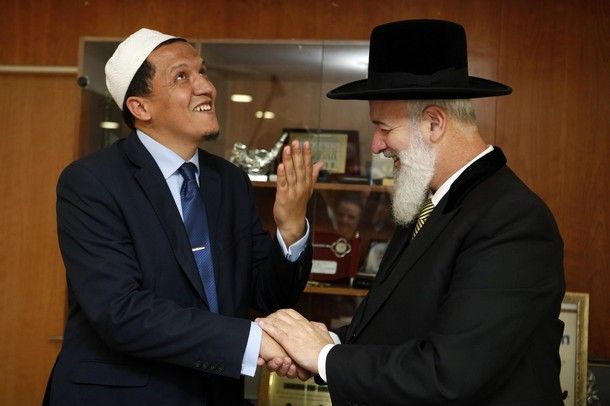 I palestinesi si scatenano violentemente contro un coraggioso imam francese