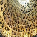 Vandali imbrattano lo Yad Vashem inneggiando al nazismo