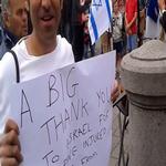 Manifestazione anti-Assad a Londra, ragazzo di origine araba ringrazia Israele perché cura i siriani feriti