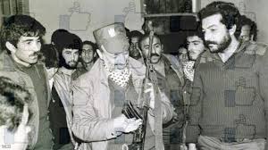 Pagina Facebook di al-Fatah pubblica foto di Arafat con kalashnikov: chiusa per 30 giorni